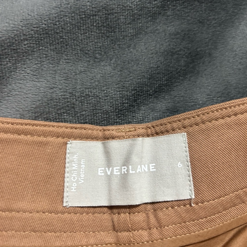 Everlane Classic Pleated Khaki High-Rise Shorts - Picture 5 of 7